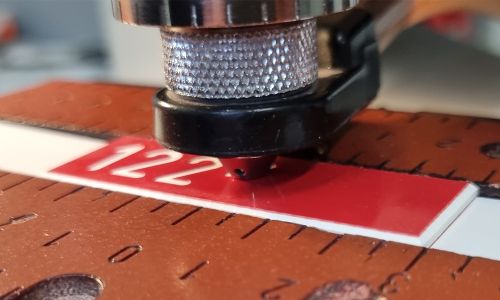 Melderschilder rot selbstklebend Gravur