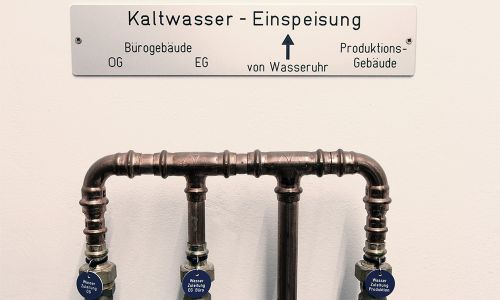Aluminiumschild in Anwendung Wasserrohr Heizungsrohr