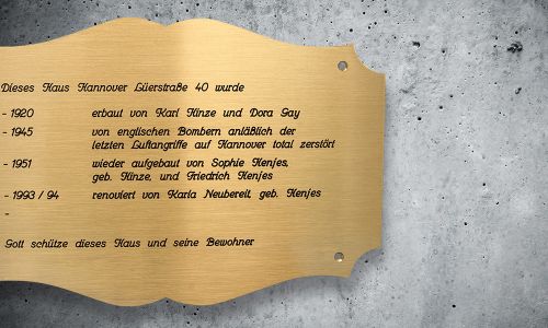 Messing Schild mit Bohrung graviert mit Farbe ausgelegt