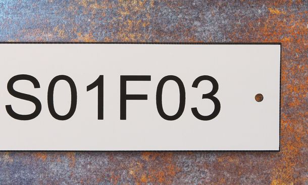 Kunststoffschild weiss mit Bohrung Schrift schwarz