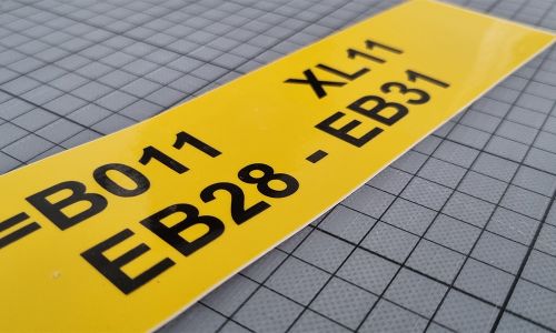 Folienaufkleber gelb Schrift schwarz