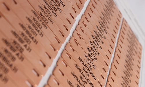 Kabelschilder in Reihenfolge geklebt zum ablösen